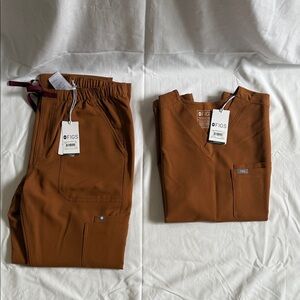 FIGS Men's Brown Scrub Set